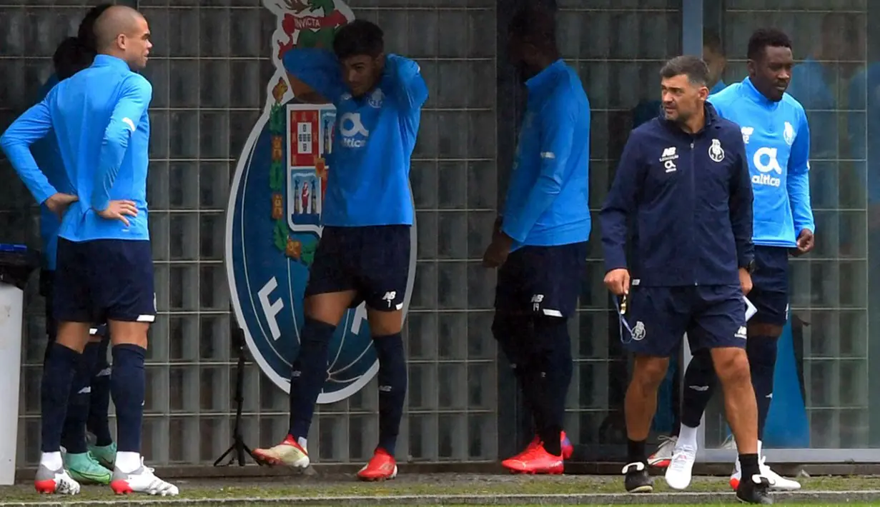 Pelatih FC Porto Sergio Conceicao (kanan) mengambil bagian dalam sesi latihan jelang menghadapi AC Milan pada pertandingan Grup B Liga Champions di FC Porto's Olival, Vila Nova de Gaia, Portugal, 2 November 2021. Porto akan melawan AC Milan pada 4 November 2021. (FERNANDO VELUDO/AFP)