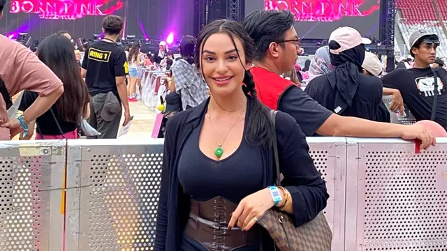 Nora Alexandra Berpose di Depan Panggung Blackpink Saat Konser Born Pink di GBK. (Instagram: @ncdpapl)