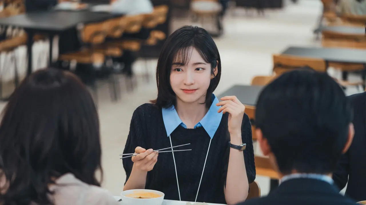 Park Ji Hyun dalam drakor See You at Work Tomorrow. (tvN via Soompi)