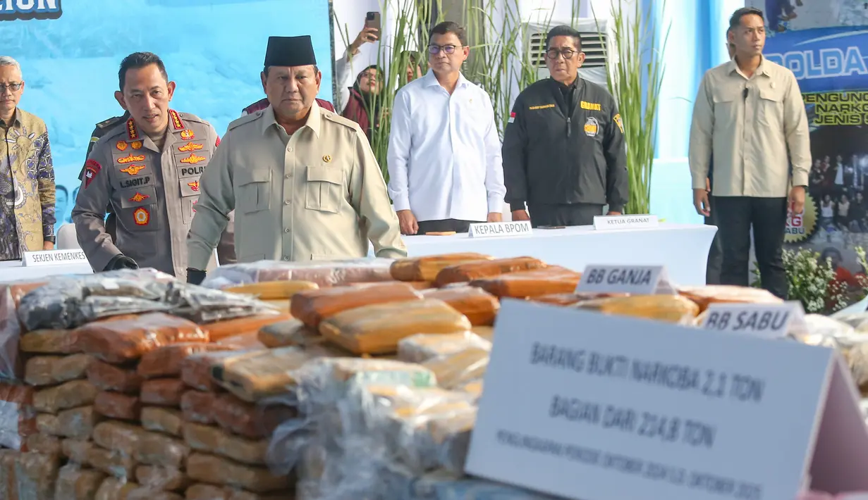 Presiden Prabowo Subianto (depan) didampingi Kapolri Jenderal Listyo Sigit Prabowo melakukan pengecekan sebelum memusnahkan barang bukti narkoba sitaan Kepolisian Republik Indonesia, di Lapangan Bhayangkara, Mabes Polri, Rabu (29/10/2025). Dari pengungkapan kasus ini, narkoba yang disita total beratnya 214,84 ton. (merdeka.com/Arie Basuki)