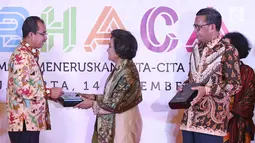 Putri Wakil Presiden Pertama RI Bung Hatta, Meutia Hatta (tengah) menyerahkan Bung Hatta Anti-Corruption Award 2017 kepada Dirjen Bea Cukai, Heru Pambudi dalam acara malam anugerah di Jakarta, Kamis (14/12). (Liputan6.com/Herman Zakharia)