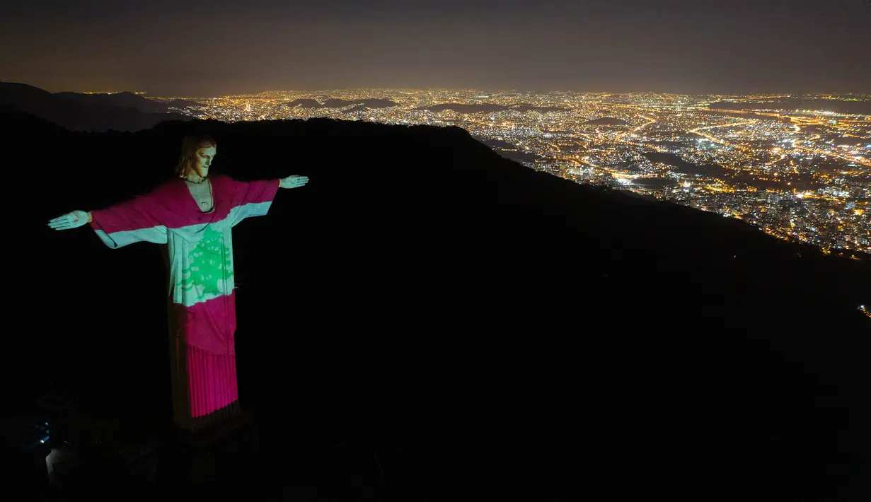 Patung Christ the Redeemer terlihat diterangi dengan bendera nasional Lebanon di Rio de Janeiro, Brasil, Kamis (6/8/2020). Tindakan tersebut sebagai bentuk solidaritas bagi para korban ledakan dahsyat yang mengguncang ibu kota Lebanon, Beirut pada Selasa (4/8) lalu. (AP Photo/Leo Correa)