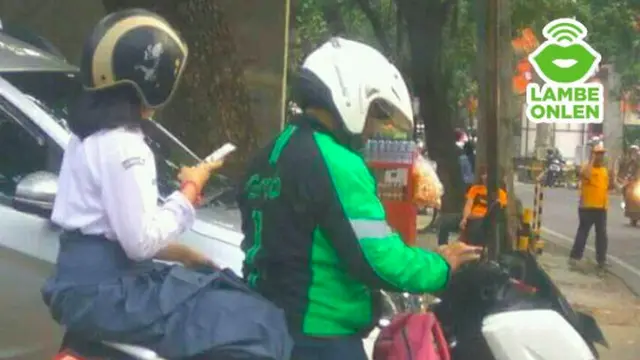 Nyeleneh, 8 Tingkah Kocak Penumpang Ojek Online Saat Pakai Helm