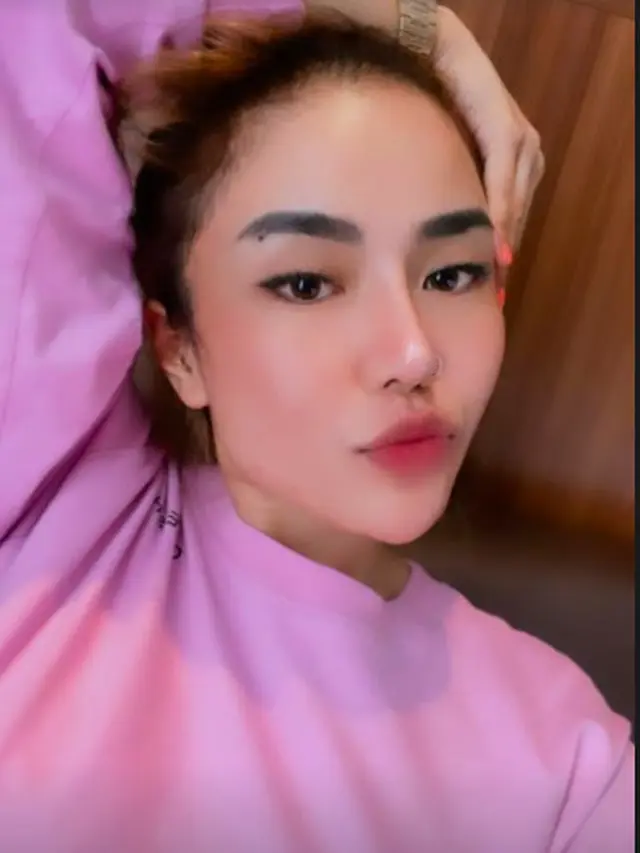 6 Potret Medina Zein Pamer Foto Lepas Hijab, Panen Cibiran Warganet