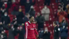 Gelandang Liverpool, Georginio Wijnaldum berselebrasi usai mencetak gol ke gawang Wolverhampton Wanderers pada pertandingan lanjutan Liga Inggris di Stadion Anfield, Liverpool, Inggris, Minggu (7/12/2020). Liverpool menang telak atas Wolverhampton 4-0. (AP photo/Jon Super, Pool)