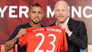 Direktur Olahraga Bayern Munchen Matthias Sammer (kanan) memperkenalkan pemain baru dari Munchen Arturo Vidal (kiri) saat jumpa pers di Munich, Jerman, Selasa (28/7/2015). (AFP Photo/Christof Stache)