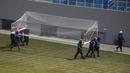 Pekerja membawa tiang gawang di dalam stadion sepak bola, yang sedang dibangun di Krestovsky akan menjadi tuan rumah untuk beberapa pertandingan sepak bola Piala Dunia 2018 di St.Petersburg, Rusia, (29/12/2016). (AP Photo / Dmitri Lovetsky)