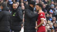 Pelatih Liverpool, Jurgen Klopp berusaha menghibur Diogo Jota yang ditarik keluar akibat cedera saat menghadapi Manchester City pada laga pekan ke-13 Liga Inggris 2023/2024 di Etihad Stadium, Manchester, Sabtu (25/11/2023). (AP Photo/Rui Vieira)