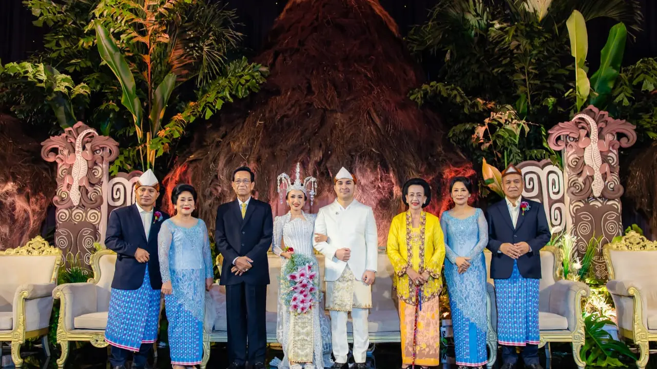 Sri Sultan Hamengku Buwono X bersama istrinya, GKR Hemas menghadiri resepsi dari hari berbahagia Mario Pranda dan dr. Stevi Harman, Senin, 7 Juni 2025 di Gedung Tribrata, Jakarta Selatan (Istimewa)