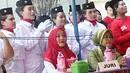 Terpidana kasus suap wisma atlet Angelina Sondakh (tengah) menjadi juri acara lomba fashion show kebaya di Rutan Pondok Bambu, Jakarta, (21/4). Angelina Sondakh turut meramaikan acara peringatan Hari Kartini tersebut. (Liputan6.com/Immanuel Antonius)