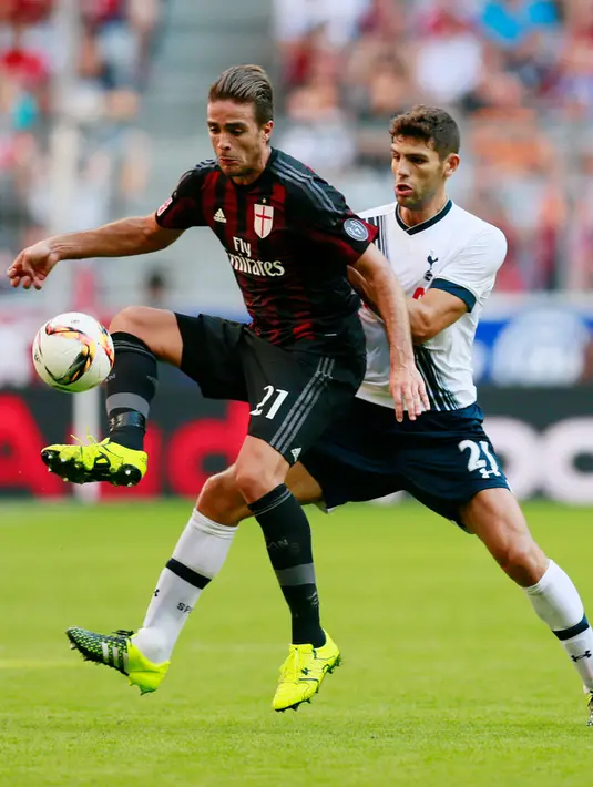 Alessandro Matri berusaha mengontrol bola dari kejaran Federico Fazio pada Audi Cup 2015 di Allianz Arena, Munich, Jerman (6/8/2015). Tottenham sukses merebut juara tiga usai mengalahkan AC Milan dengan skor 2-0. (Reuters/Jason Cairnduff)