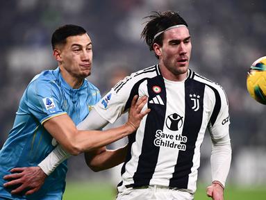 Pemain Venezia, Jay Idzes, berebut bola dengan pemain Juventus, Dusan Vlahovic, dalam pertandingan pekan ke-16 Liga Italia Serie A 2024/2025 di Allianz Stadium pada Minggu (15/12/2024). Kedua tim bermain imbang dengan skor 2-2. (AFP/Marco Bertorello)