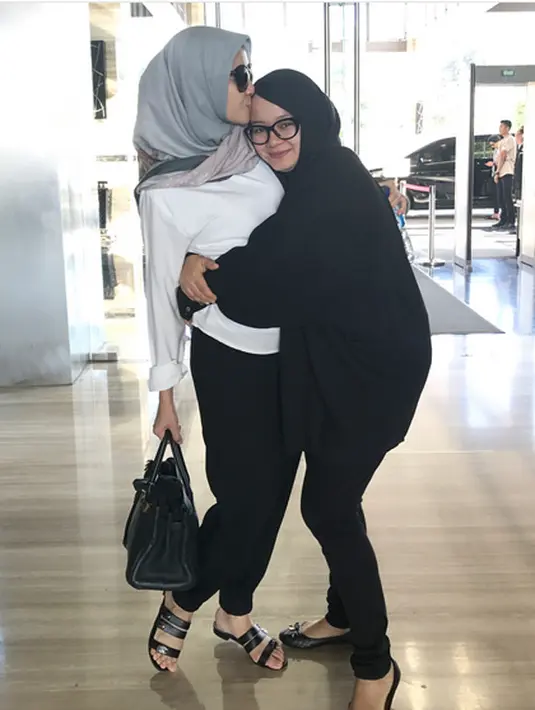 "She's My big sister !! Kaka tersayang,wanita hebat bisa jaga 2 anaknya sendiri.dan selalu berikan positive vibe untuk adik2 nya. Love u bunda icha♥," tulisnya. (Instagram/laudyacynthiabella)