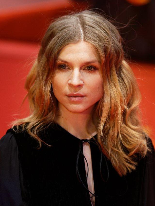 6 Potret Terbaru Clémence Poésy, Pemeran Fleur Delacour di Harry Potter