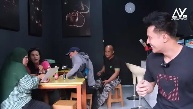 6 Potret Warung Tahu Bakso Artis Kolosal Aris Kurniawan, Konsep Modern Pinggir Jalan