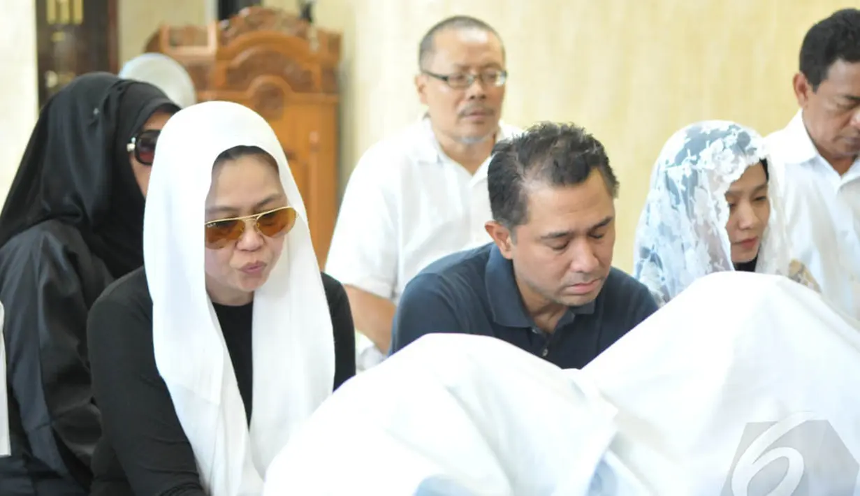Idris Sardi menghembuskan nafas terakhir pada usia 75 tahun. Almarhum meninggalkan tiga anak, tiga istri, empat cucu. Senin (28/4/2014) (Liputan6.com/Panji Diksana).