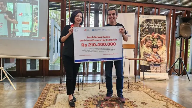 Direktur Bancassurance Great Eastern Life Indonesia, Nina Ong dalam seremonial penyerahan donasi untuk Run To Care 2023 bersama National Director SOS Children’s Villages Indonesia, Gregor Hadi Nitihardjo. (Dok Great Eastern)