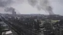 <p>Asap mengepul setelah serangan udara Rusia di Mariupol, Ukraina (9/2/2022). Serangan Rusia telah merusak parah sebuah rumah sakit bersalin di kota pelabuhan Mariupol yang terkepung, kata pejabat Ukraina. (AP Photo/Evgeniy Maloletka)</p>