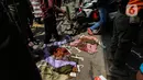 Sejumlah pakaian tergeletak saat aparat gabungan melakukan penertiban kepada pedagang yang berjualan di trotoar di kawasan Tanah Abang, Jakarta, Minggu (2/5/2021). Selain merazia barang dagangan pedagang, petugas juga menegur warga yang tidak menerapkan protokol kesehatan. (Liputan6.com/Johan Tallo)