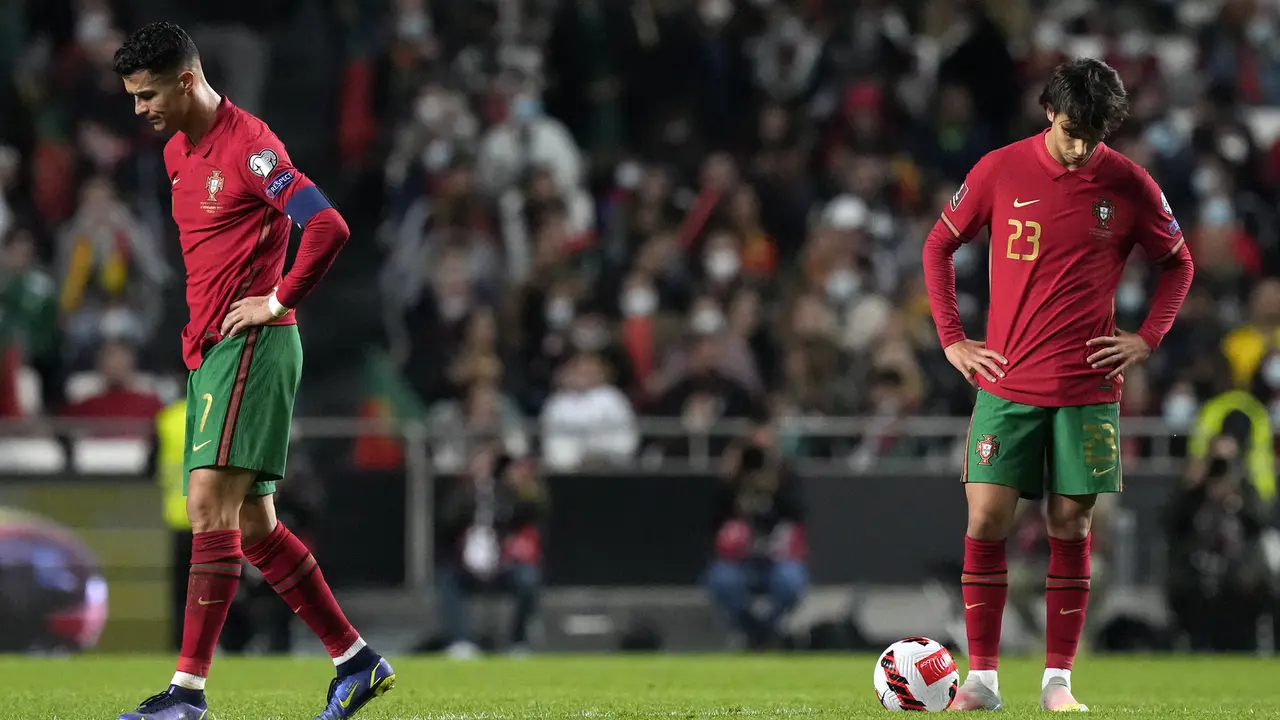 Foto: Lampiasan Kekecewaan Cristiano Ronaldo usai Ditekuk Serbia, Mulai Tertunduk hingga Amarah ke Pelatih