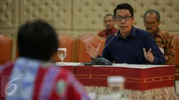 Salah satu kandidat menjawab pertanyaan dari anggota pansel Calon Pimpinan Ombudsman RI (Pansel ORI) di Gedung Sektretariat Negara Jakarta, Selasa (27/10). Hari ini 9 kandidat mengikuti tes wawancara terbuka hingga 30 Oktober. (Liputan6.com/Faizal Fanani)