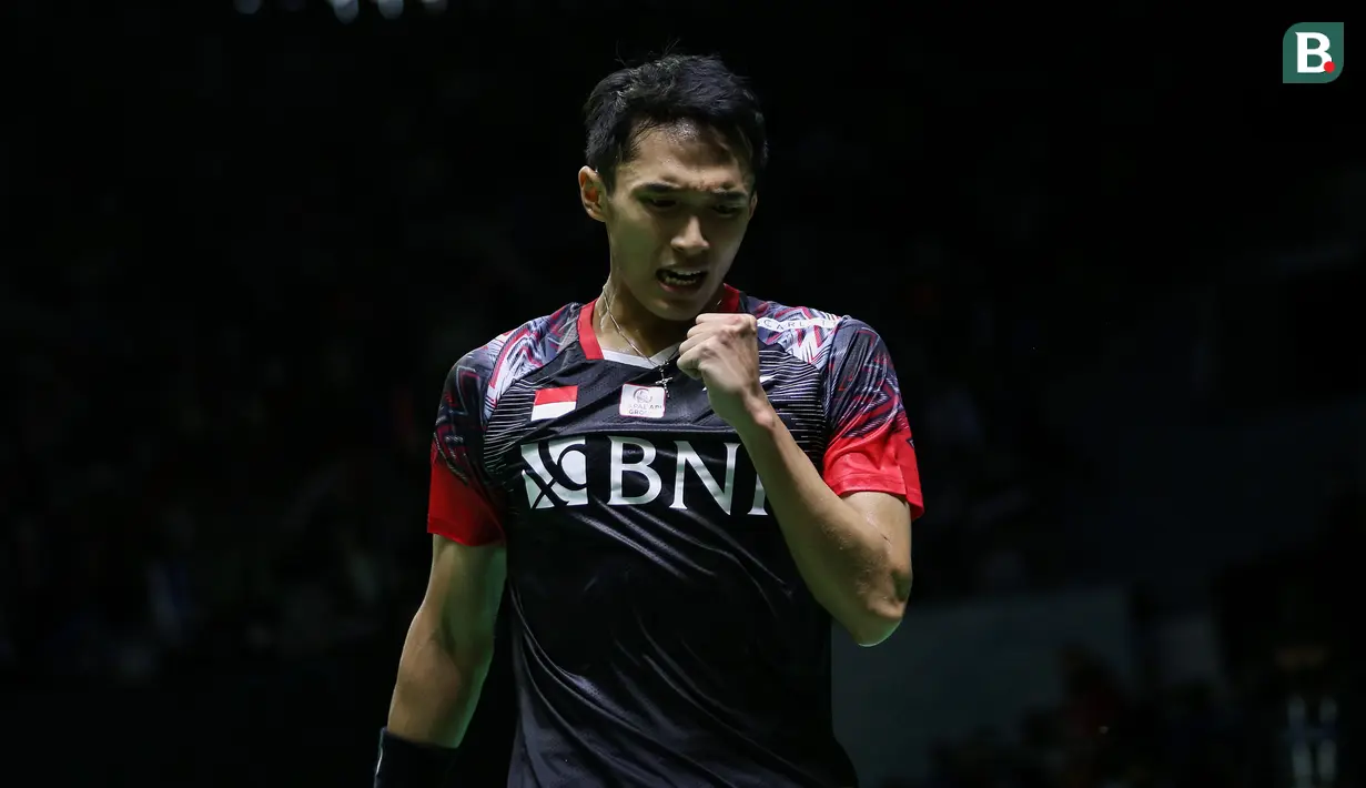 Di nomor tunggal putra, Jonatan Christie mengikuti jejak Anthony Sinisuka Ginting yang telah lebih dahulu lolos ke babak 16 besar di hari pertama. Jojo berhasil lolos usai mengalahkan tunggal putra Thailand, Kantaphon Wangcharoen dengan dua game langsung 22-20, 21-8. Di babak 16 besar, Jojo yang diunggulkan di tempat ke-7 akan berhadapan dengan wakil Cina, Zhao Jun Peng. (Bola.com/Bagaskara Lazuardi)