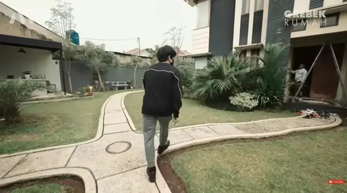 7 Potret Teras Depan Rumah Narji yang Elegan dan Hangat