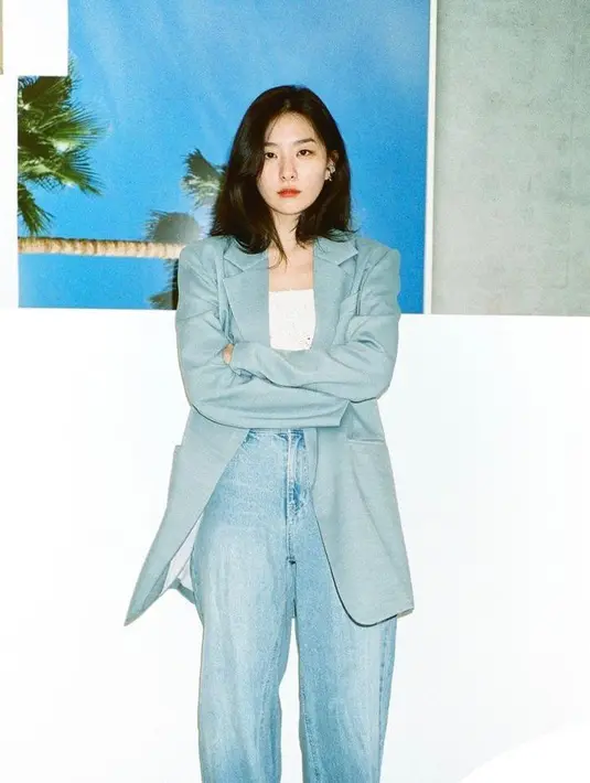 Untuk tampilan smart casual, bisa tiru gaya Seulgi Red Velvet berikut ini. Kombinasikan blazer warna biru muda dengan high waist jeans warna senada. Untuk inner, kamu bisa pakai tank top atau t-shirt (Instagram/hi_sseulgi).