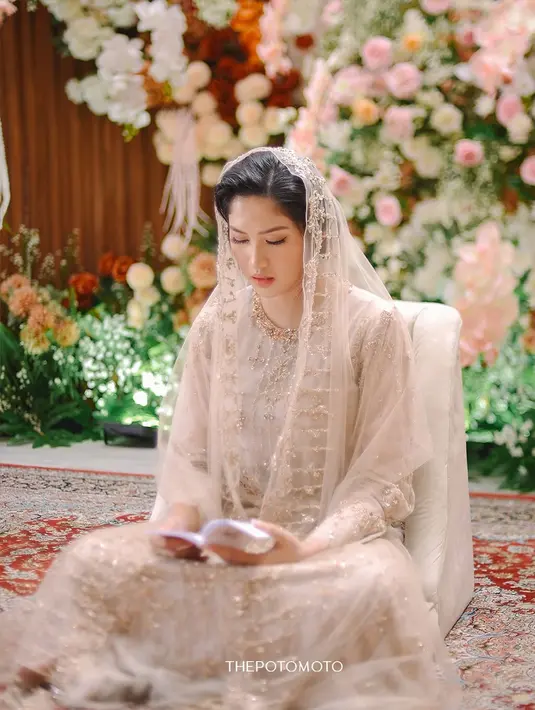 4. Gaun tersebut kemudian dipadukan dengan kerudung lace warna senada yang menambah keanggunan pada penampilannya.