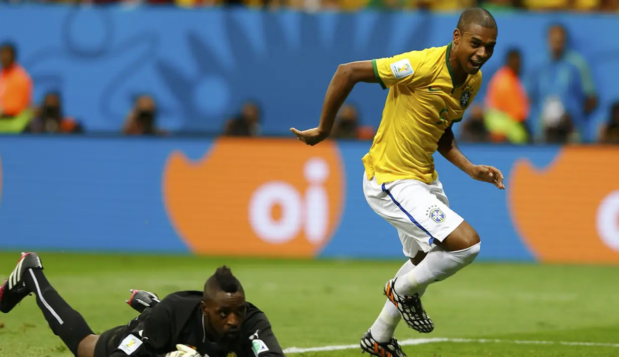 Selebrasi Fernandinho (kanan), usai mencetak gol dan memastikan kemenangan Brasil atas Kamerun 4-1 di laga terakhir penyisihan Piala Dunia 2014 Grup A di Stadion Nasional Brasil, (24/6/2014). (REUTERS/Dominic Ebenbichler)