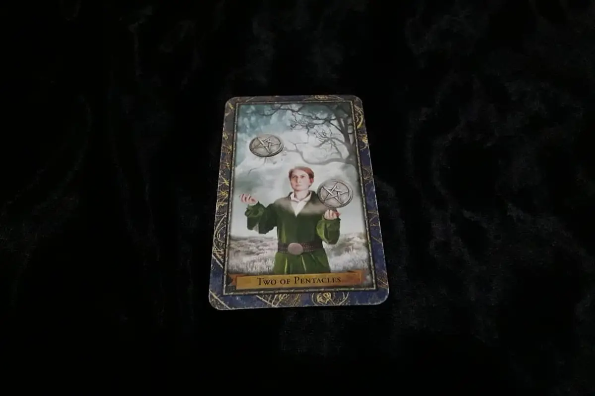 Two of Pentacles, kartu yang terbuka dalam Tarot Hari Ini Rabu, 12 September 2018.