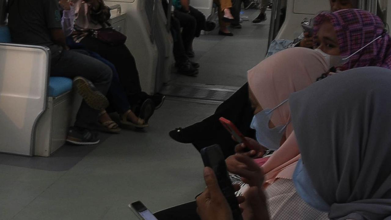 Masyarakat saat menikmati perjalanan dengan LRT Jabodebek.