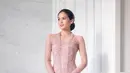 Lagi, penampilan menawan dari Maudy Ayunda saat mengenakan kebaya pink dengan padu padan kain batik cokelat gelap sebagai rok. [Foto: Instagram/maudyayunda]