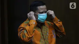 Irjen (Pol) Napoleon Bonaparte (tengah) bersiap menjadi saksi dalam sidang lanjutan dugaan suap penghapusan red notice Djoko Tjandra dengan terdakwa Tommy Sumardi di Pengadilan Tipikor, Jakarta, Selasa (24/11/2020). Sidang beragenda mendengar keterangan saksi. (Liputan6.com/Helmi Fithriansyah)