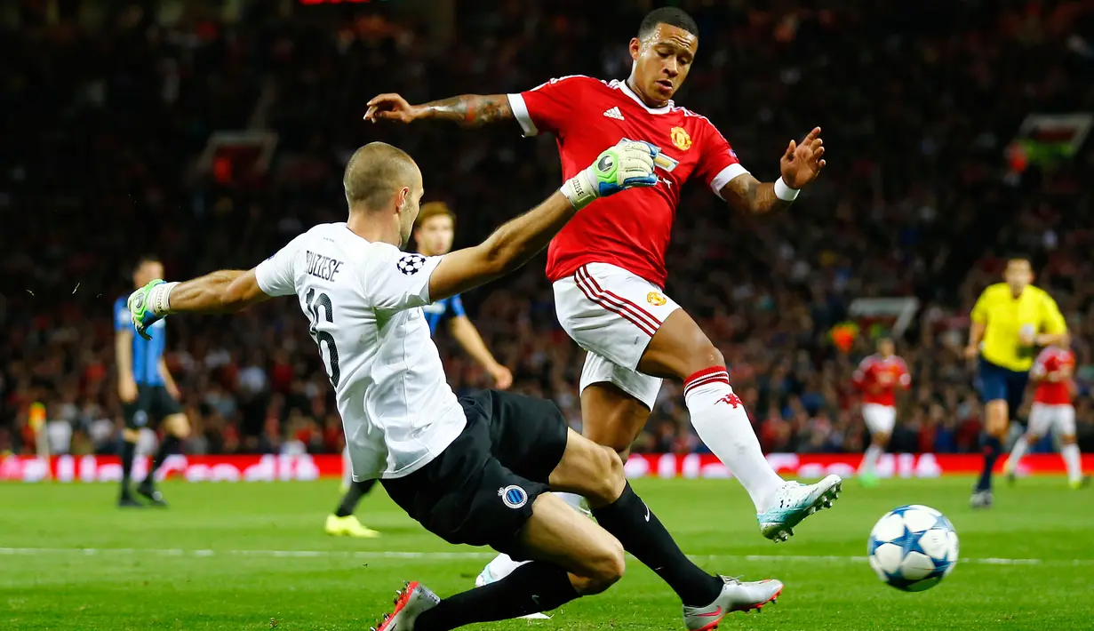 Penyerang MU Memphis Depay (kanan) beraksi untuk mengelabuhi kiper Club Brugge Sebastien Bruzzese dalam pertandingan kualifikasi UEFA Champions League di Old Trafford, Manchester , Inggris (18/8/2015). MU menang dengan dkor 3 – 1. (Reuters/Darren Staples)