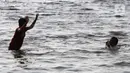 Warga berenang di Pantai Ancol, Pademangan, Jakarta Utara, Rabu (1/6/2022). Libur Nasional Hari Lahir Pancasila, dimanfaatkan warga mengajak sanak saudara tamasya di Pantai Ancol. (Liputan6.com/Herman Zakharia)