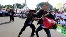 Petani tebu melakukan aksi tearikal saat unjuk rasa di depan Istana Merdeka, Jakarta, Senin (28/8). Aksi ini dilakukan lantaran dinilai belum ada upaya pemerintah membantu petani, khususnya harga gula lokal yang semakin rendah. (Liputan6.com/Angga Yuniar)