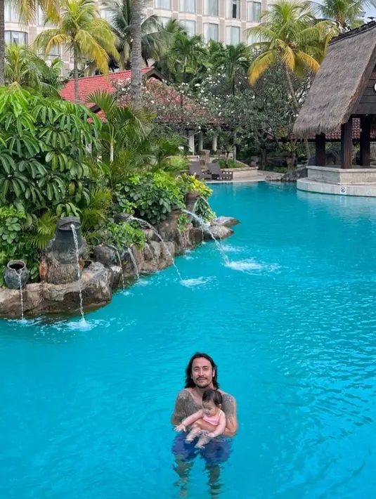 Meski dikenal sebagai rocker, di dalam rumah Ello terlihat sangat menyayangi keluarga kecilnya [instagram/marcello_tahitoe]