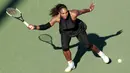 Juara Grand Slam 23 kali, Serena Williams melakukan servis ke arah juara Indian Wells, Naomi Osaka pada babak pertama Miami Terbuka di Crandon Park, Rabu (21/3). Serena takluk dengan skor 3-6, 2-6 hanya dalam waktu satu jam 17 menit. (AP/Lynne Sladky)