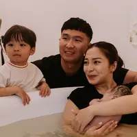 Melihat pesona cantik Nikita Willy melahirkan anak kedua dengan metode water birth (@nikitawillyofficial94)