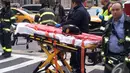 Seorang petugas membawa kereta dorong saat tiba di lokasi kecelakaan di kawasan Upper East Side, Manhattan, New York, Selasa (16/12/2014). (Alfrits J. Monintja) 