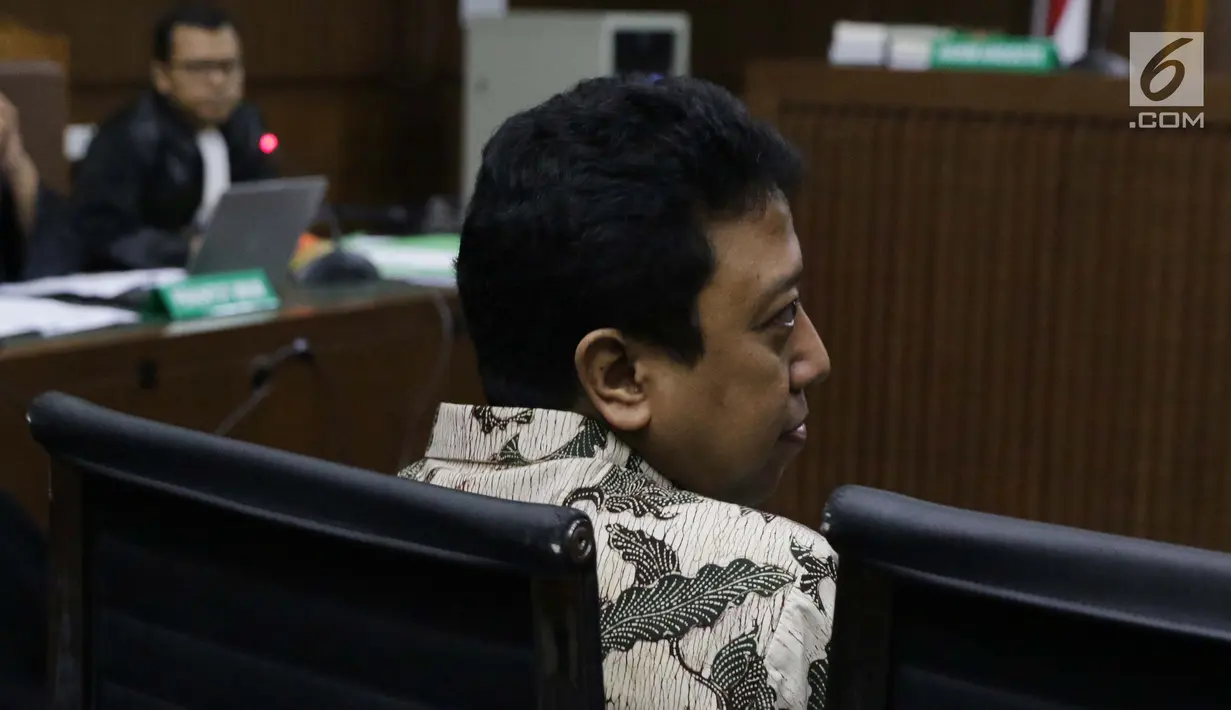 Mantan Ketua Umum PPP, Romahurmuziy jelang memberi keterangan sebagai saksi di Pengadilan Tipikor, Jakarta, Rabu (26/6/2019). Romahurmuziy memberi keterangan sebagai saksi pada sidang lanjutan suap seleksi pengisian jabatan di Kementerian Agama. (Liputan6.com/Helmi Fithriansyah)