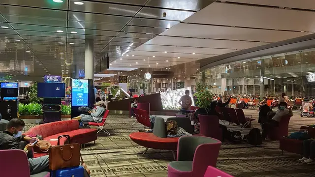 Agen pemain, Ratna Mustika, saat transit di Bandara Changi, Singapura.