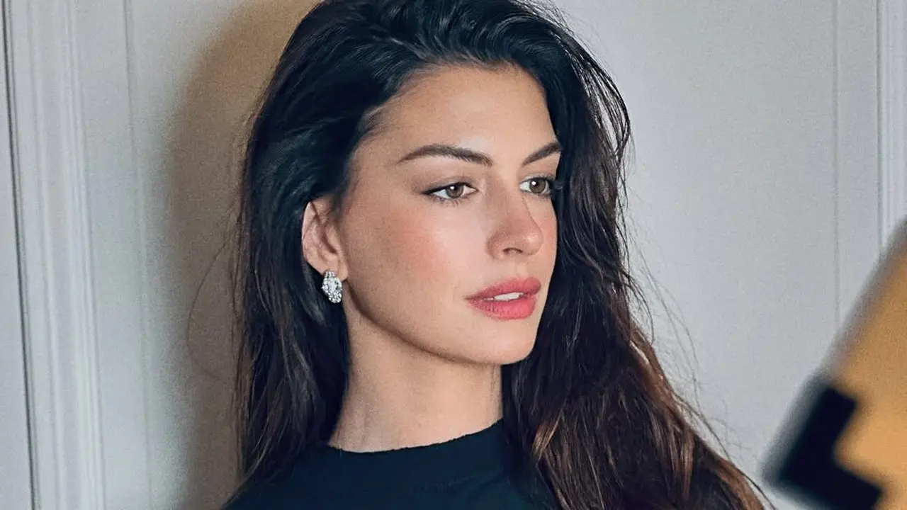 Gaya Lady Rocker Anne Hathaway di Balenciaga Paris Fashion Week, Pamer Rambut Ombre dan Makeup Flawless