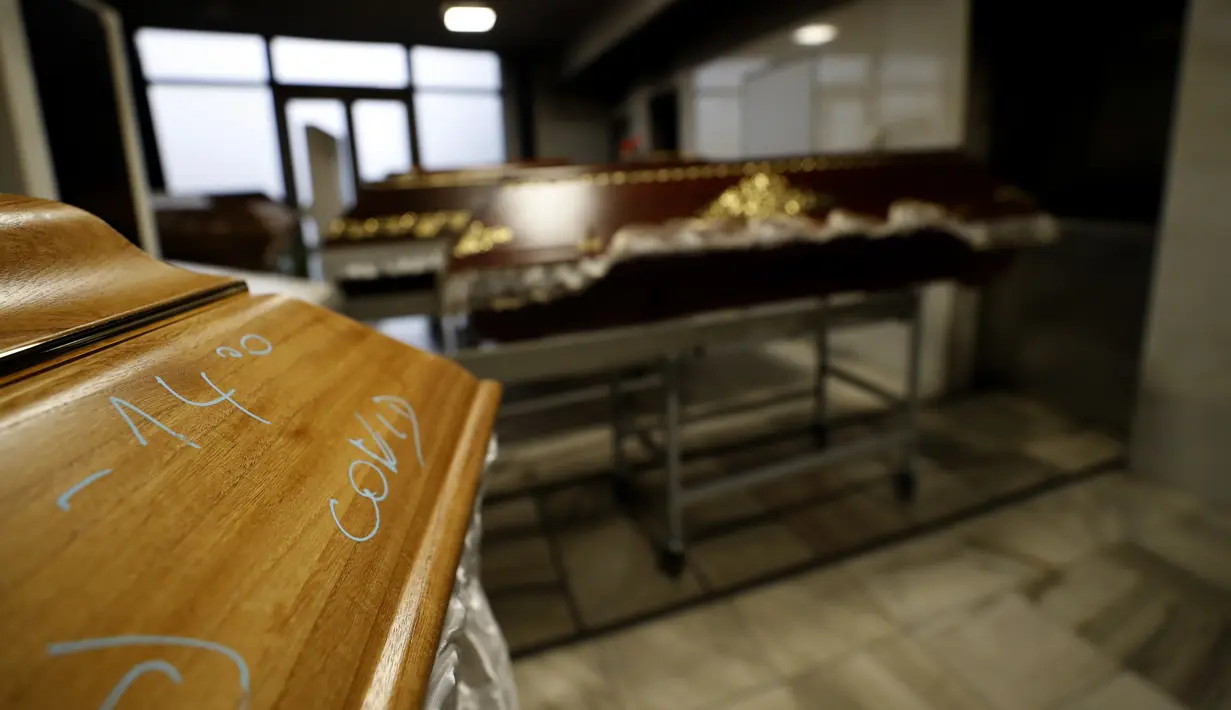 Sebuah peti mati bertanda COVID disiapkan untuk dibakar di krematorium di Ostrava, Republik Ceko pada 7 Januari 2021. Krematorium terbesar di Republik Ceko telah kewalahan dengan meningkatnya jumlah korban pandemi virus corona Covid-19. (AP Photo/Petr David Josek)