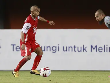 Gelandang Persija Jakarta, Riko Simanjuntak, berusaha melewati bek Persib Bandung, Supardi Nasir, pada laga final Piala Menpora 2021 di Stadion Maguwoharjo, Sleman, Kamis (22/4/2021). Persija menang dengan skor 2-0. (Bola.com/M Iqbal Ichsan)