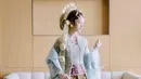 Penampilan Sabrina sebagai pengantin wanita pun maksimal mengenakan kebaya panjang model kutubaru rancangan desainer Indonesia, Didiet Maulana untuk Svarna by Ikat Indonesia.  (Instagram/iluminen).