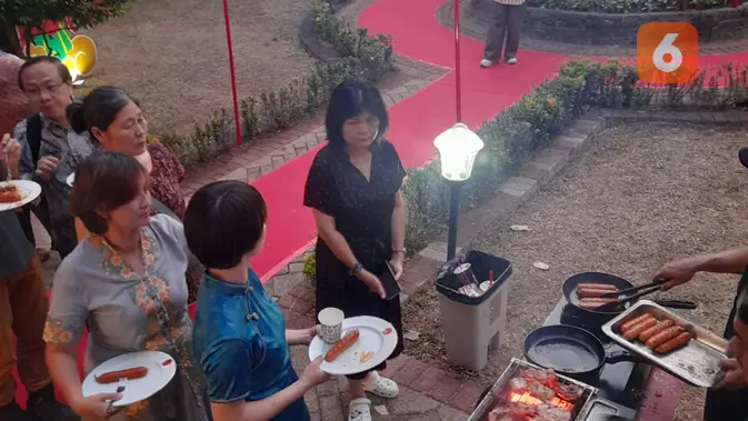 <p>Pengunjung sedang mengantre barbeku di Festival Kue Bulan.</p>