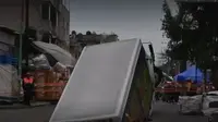 Truk kargo bermerek Jarritos terperosok dengan bagian belakang lebih dulu masuk ke dalam sinkhole di Mexico City (Dok. Kantor Walikota&nbsp;Iztapalapa)