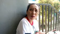 Vera Tobing terus berupaya menempuh berbagai cara agar dapat berkomunikasi dengan keluarganya usai gempa dan tsunami di Palu Sulawesi Tengah. Foto (Liputan6.com / Panji Prayitno)